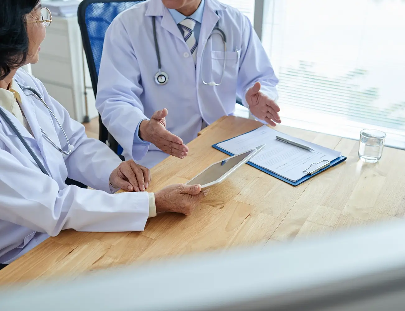 diagnosis-discussion-with-colleague